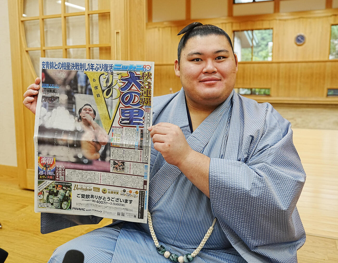 優勝一夜明け会見で1面で報じた本紙を手に笑顔を見せる大の里（撮影・小沢裕）