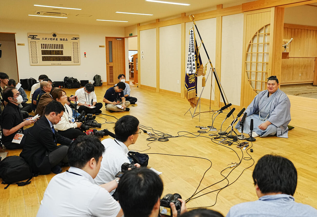 優勝一夜明け会見に臨む大の里（撮影・小沢裕）