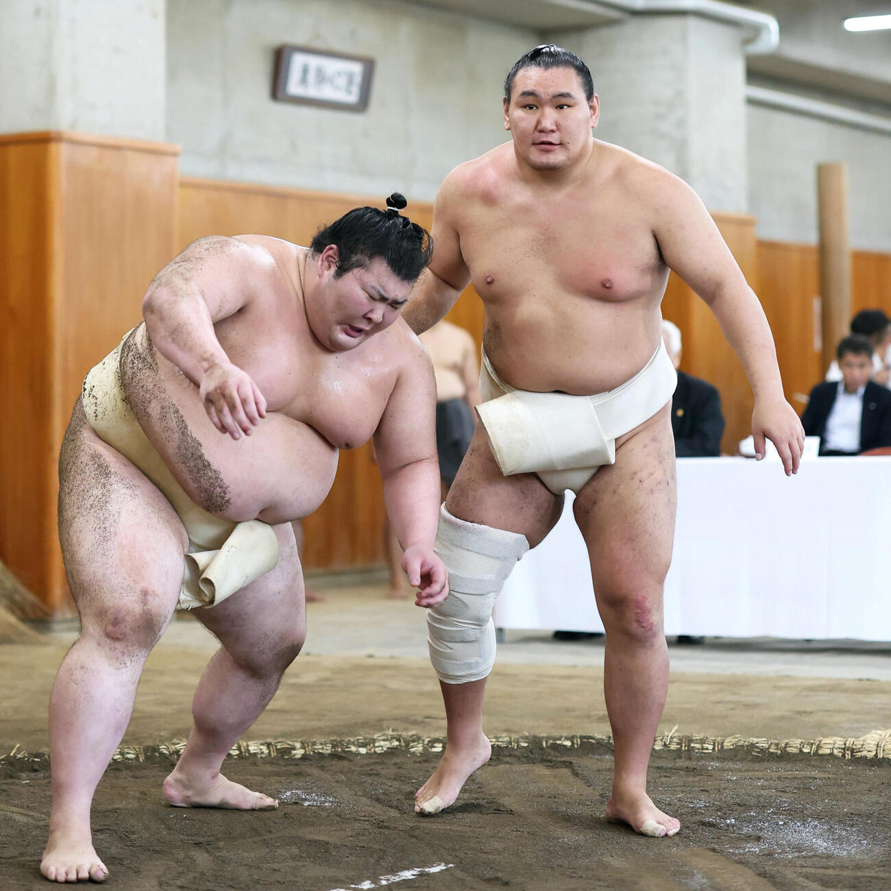 横綱審議委員会による稽古総見で汗を流す豊昇龍（右）（2026年9月4日撮影)
