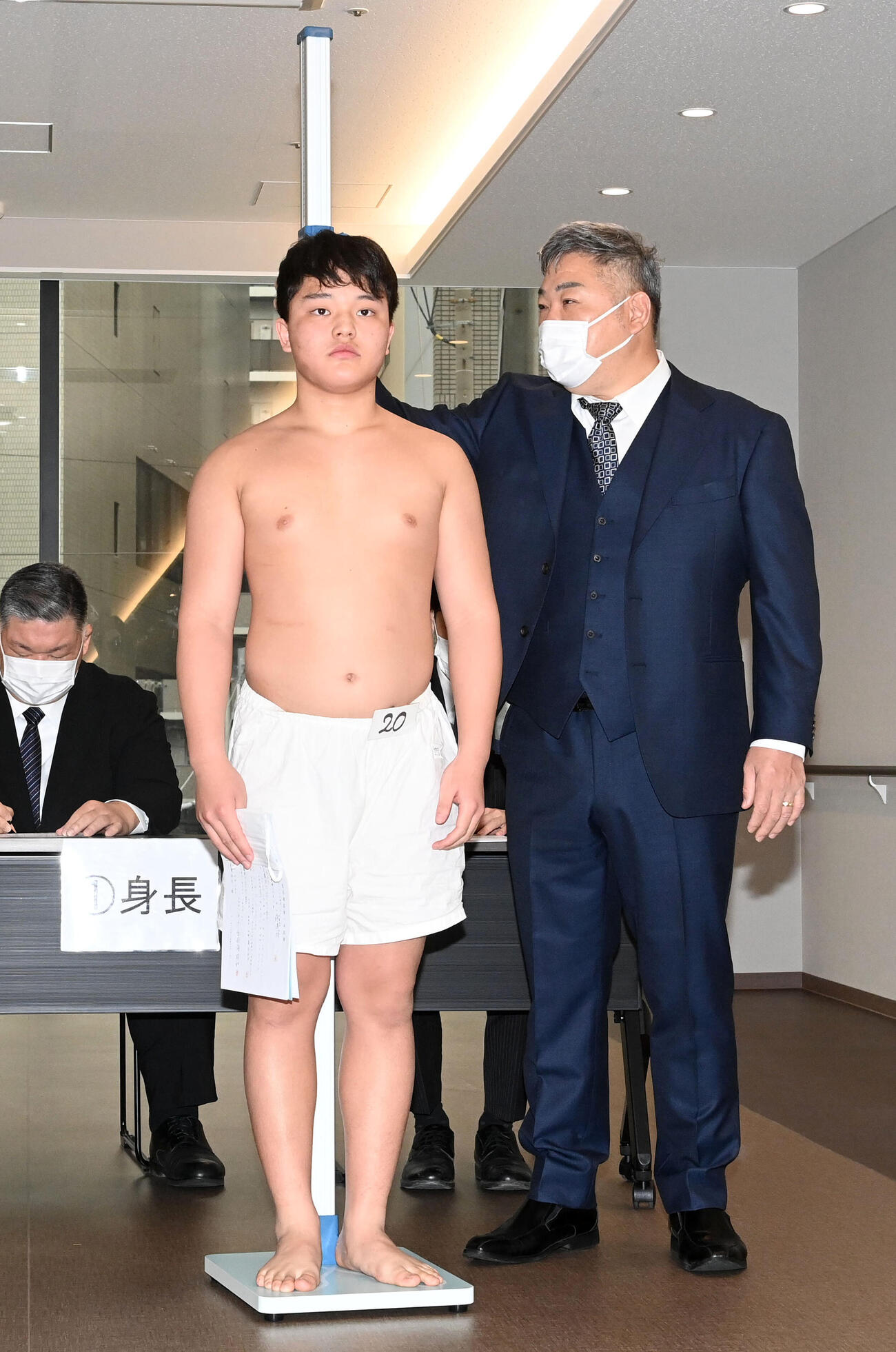 新弟子検査で身長を測る出羽海部屋の山野邊（2025年3月1日撮影）