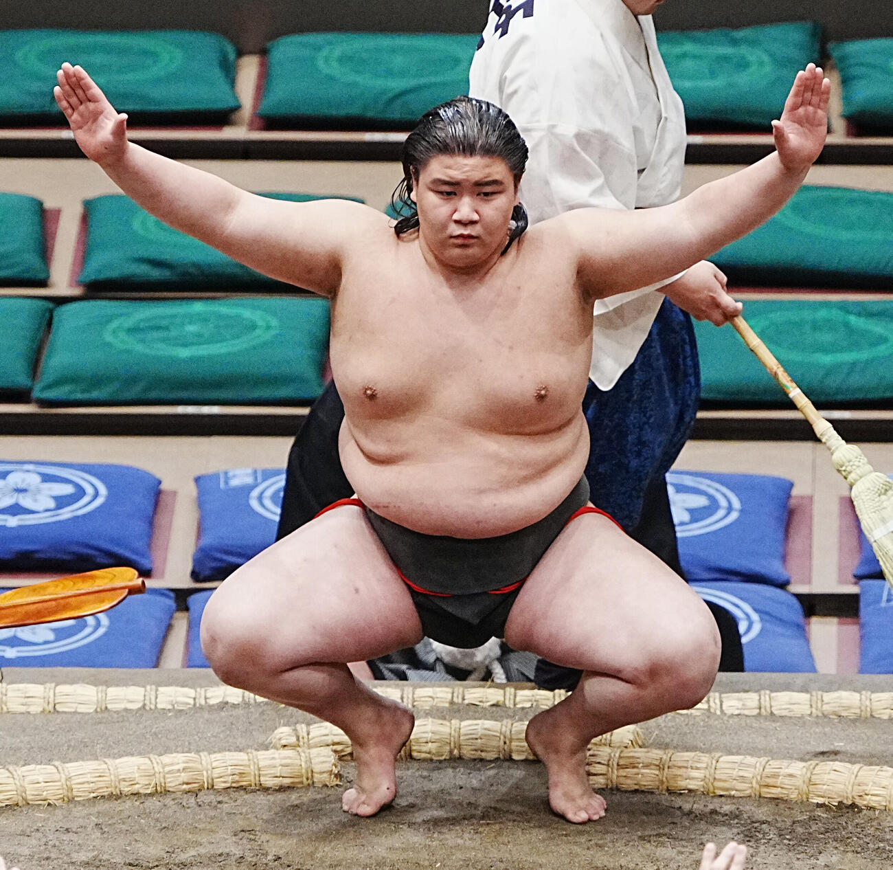 塵手水（ちりちょうず）を切る天清（2026年5月10日撮影）