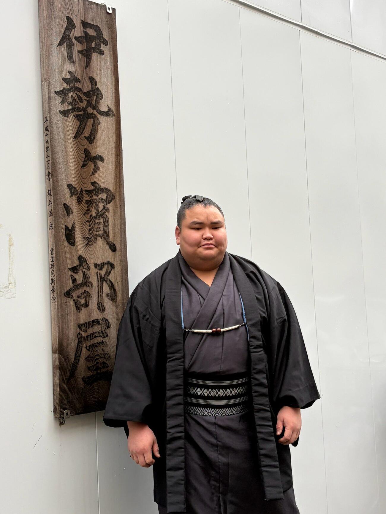 会見後に記念写真に納まる旭富士