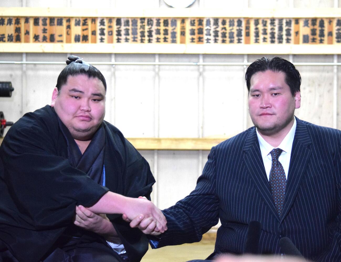 伊勢ケ浜親方（右）と握手する旭富士