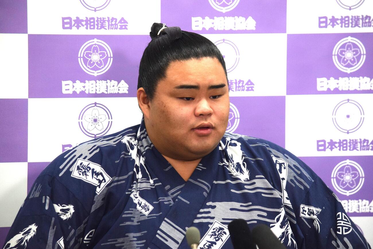 会見で質問に答える竜鳳