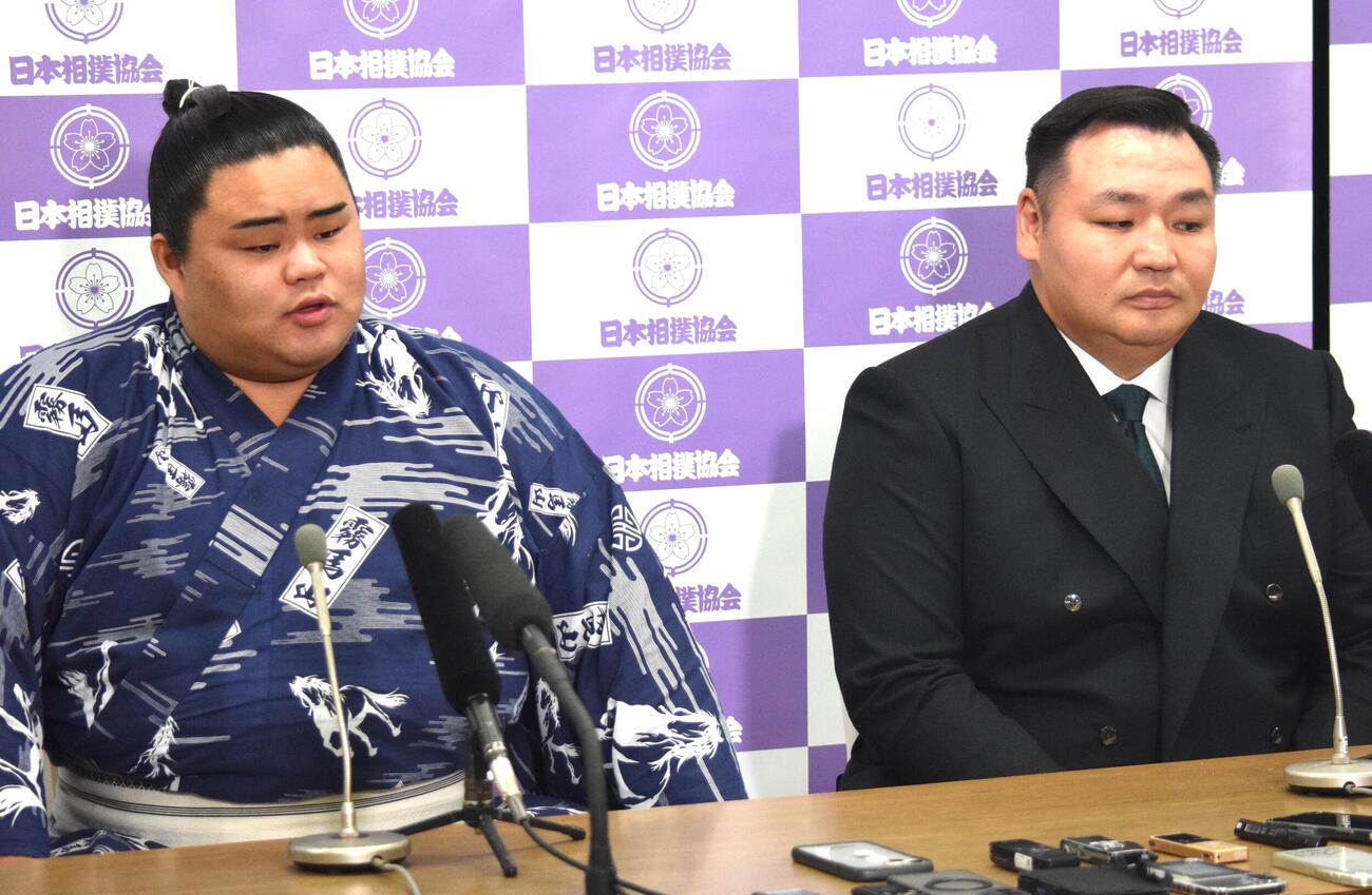会見で報道陣の質問を聞く音羽山親方（右）と竜鳳