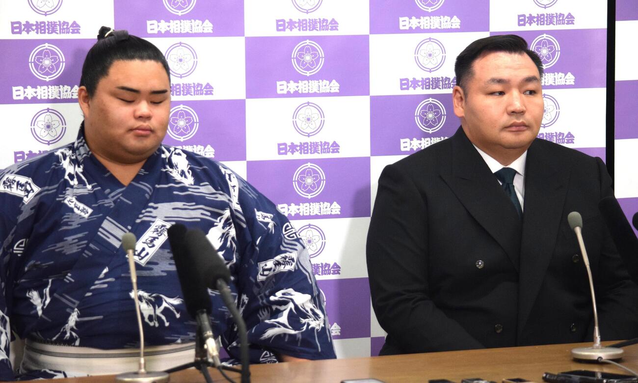会見で報道陣の質問を聞く音羽山親方（右）と竜鳳