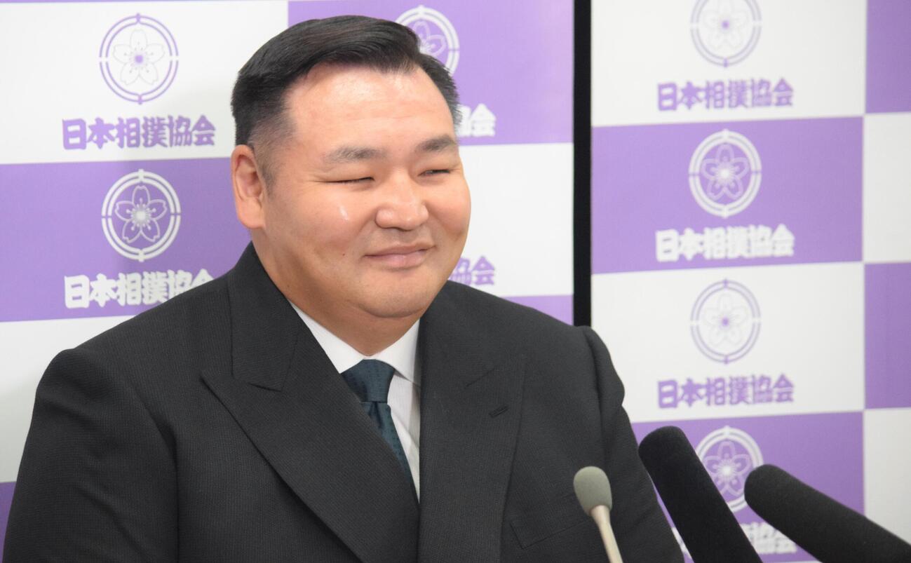 会見で笑顔を見せる音羽山親方