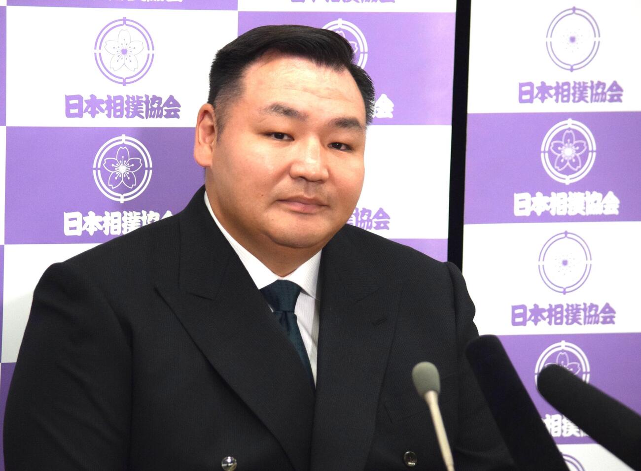 会見で報道陣の質問を聞く音羽山親方