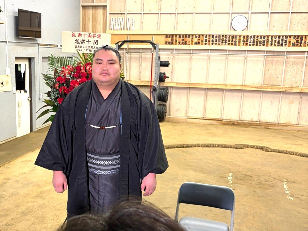 記念撮影に納まる旭富士