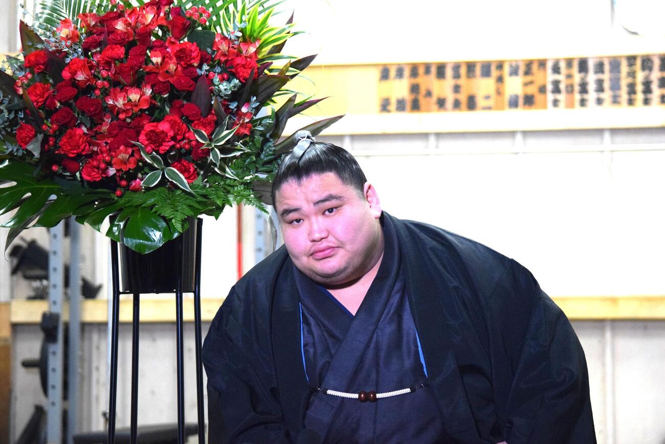 会見場に入った旭富士