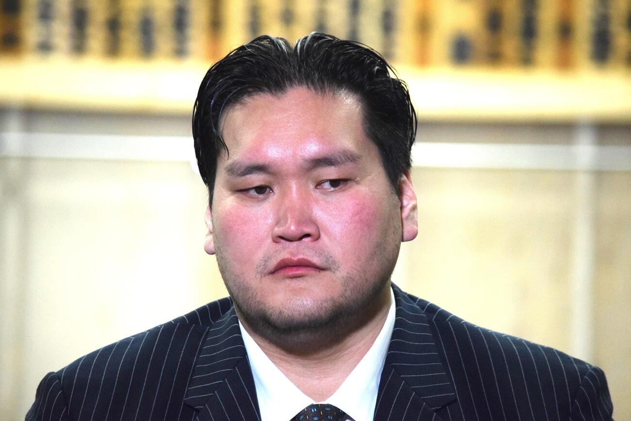 報道陣の質問を聞く伊勢ケ浜親方