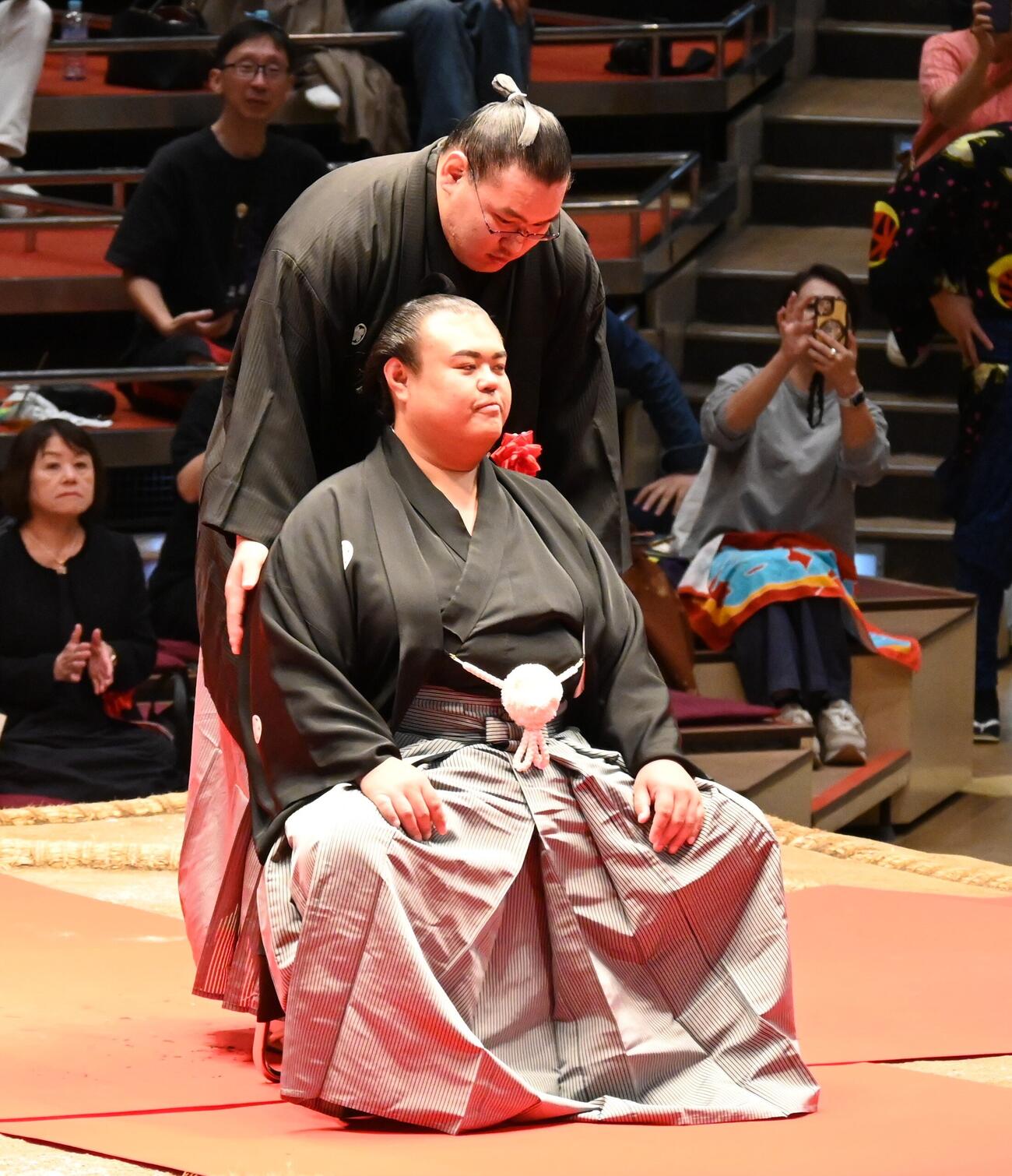 はさみを入れて英乃海（手前)に声をかける豊昇龍