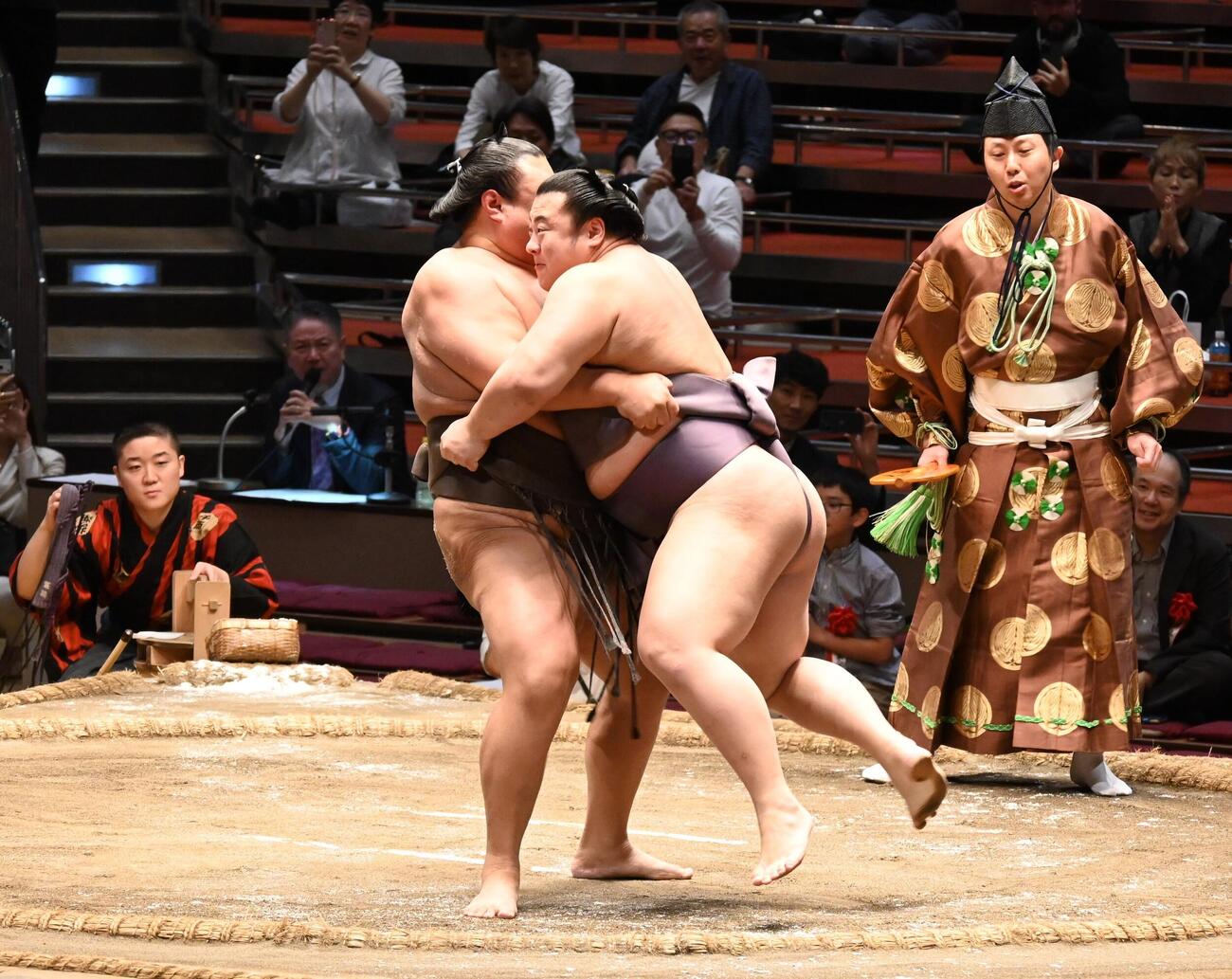 弟の翔猿（右）と最後の相撲を取る英乃海