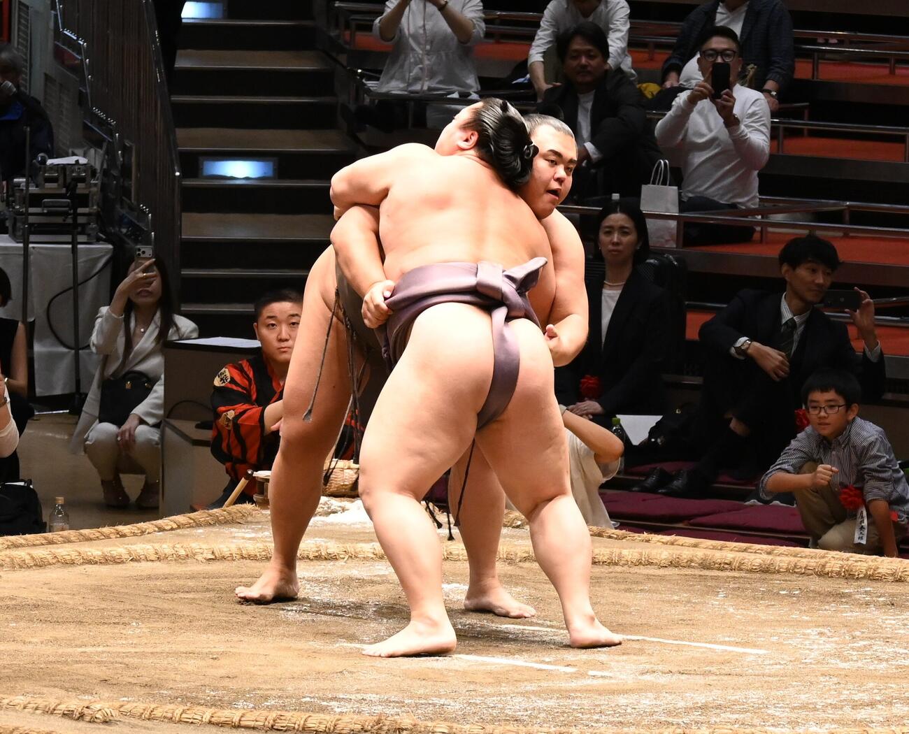 弟の翔猿（手前）と最後の相撲を取る英乃海