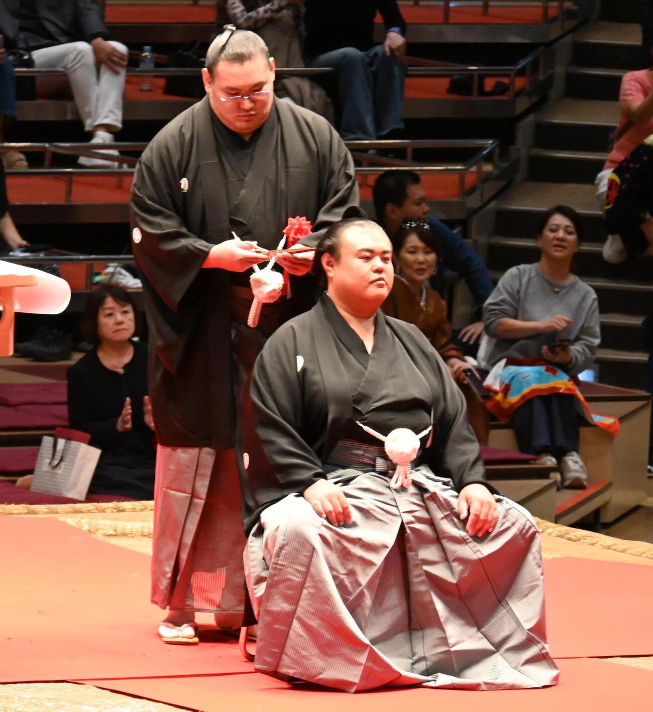 英乃海（手前)の断髪式ではさみを入れる豊昇龍