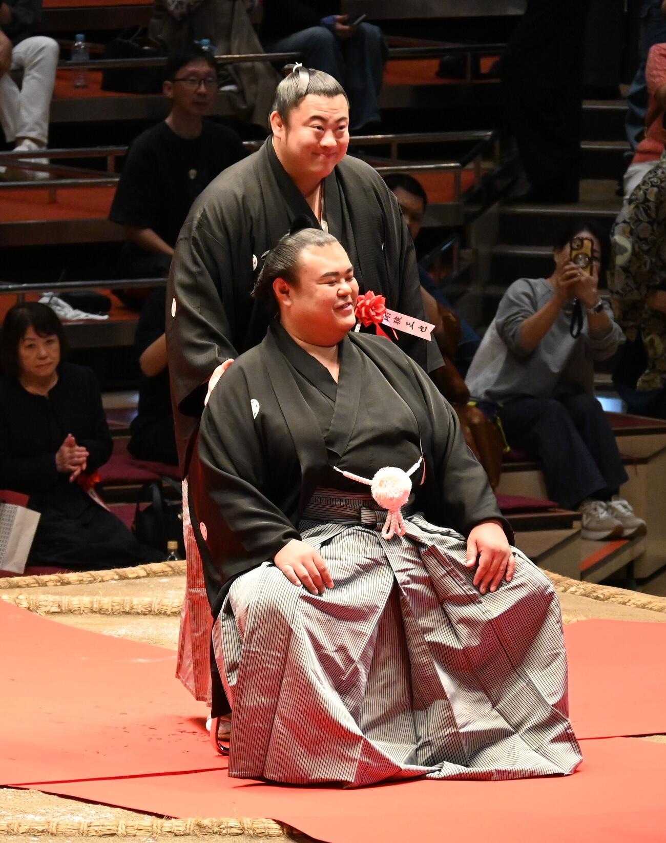 兄の英乃海（手前)の断髪式ではさみを入れる翔猿