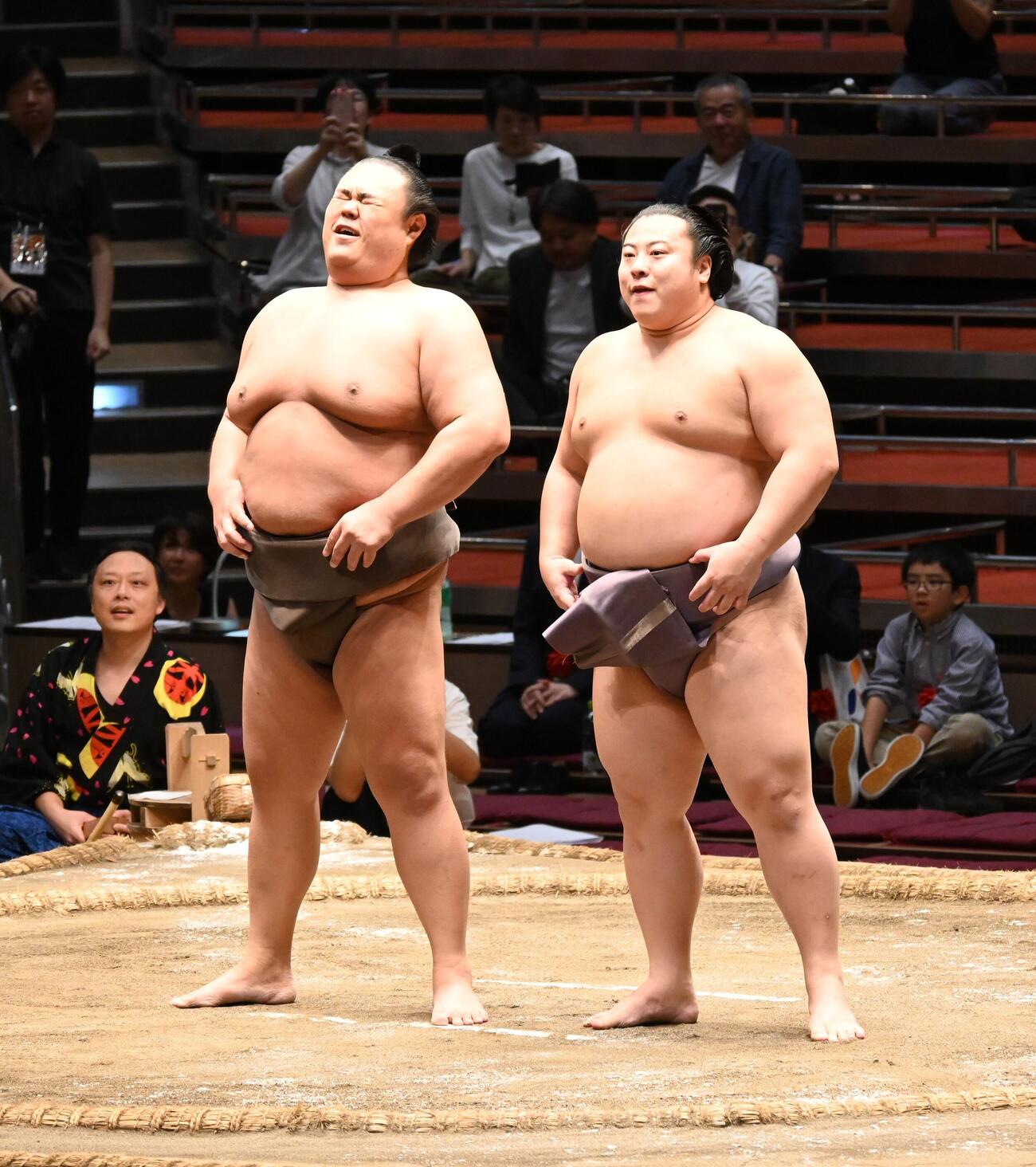 弟の翔猿（右）の最後の相撲を終えてやり切った表情を見せる英乃海