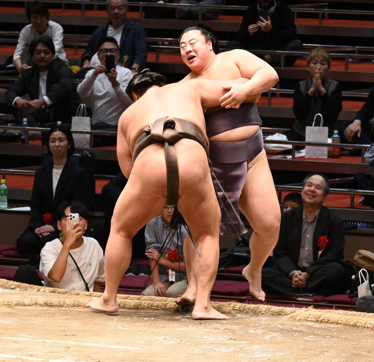 最後の相撲で、弟の翔猿（右）を寄り切りで破る英乃海