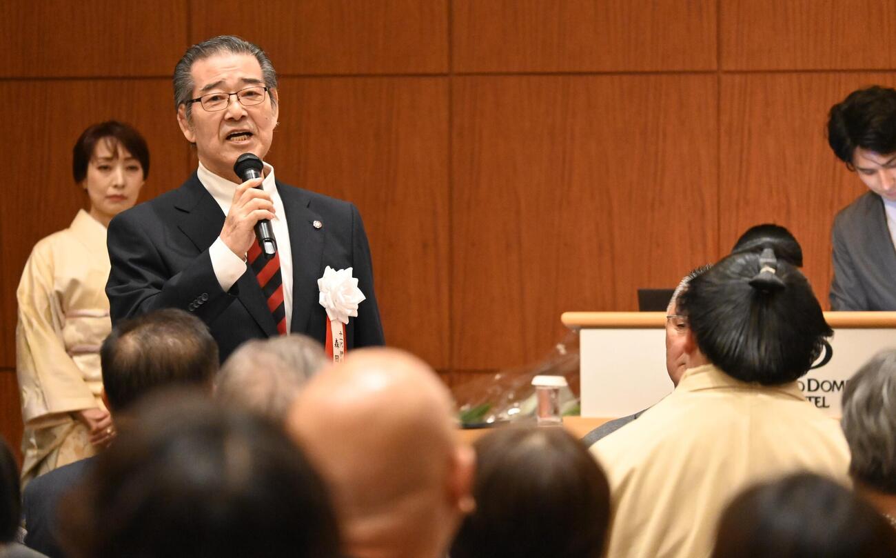 関脇に昇進した藤ノ川を祝福する元関脇藤ノ川で先代伊勢ノ海親方の森田武雄さん