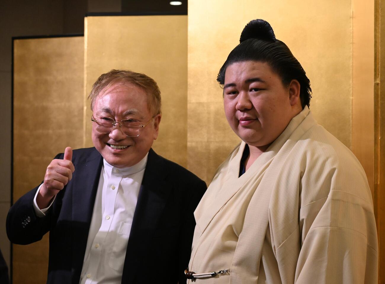 関脇に昇進した藤ノ川（右）を祝福する高須クリニックの高須克弥院長