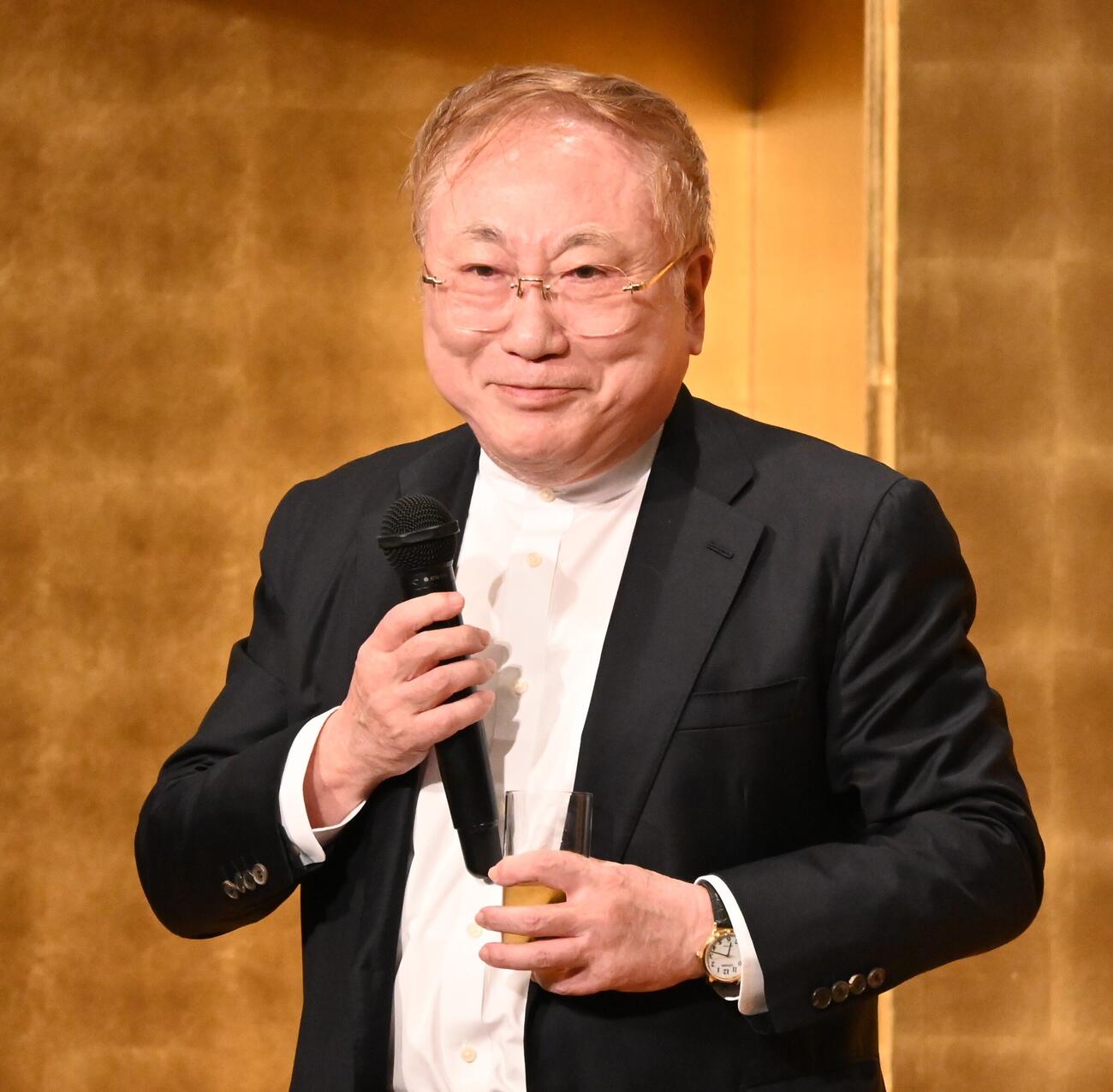 藤ノ川の関脇昇進祝賀会で乾杯のあいさつをする高須クリニックの高須克弥院長