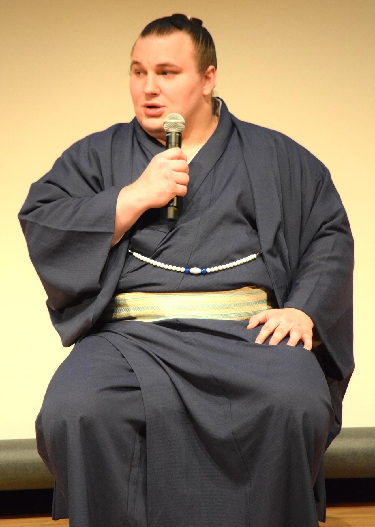 トークを繰り広げる安青錦