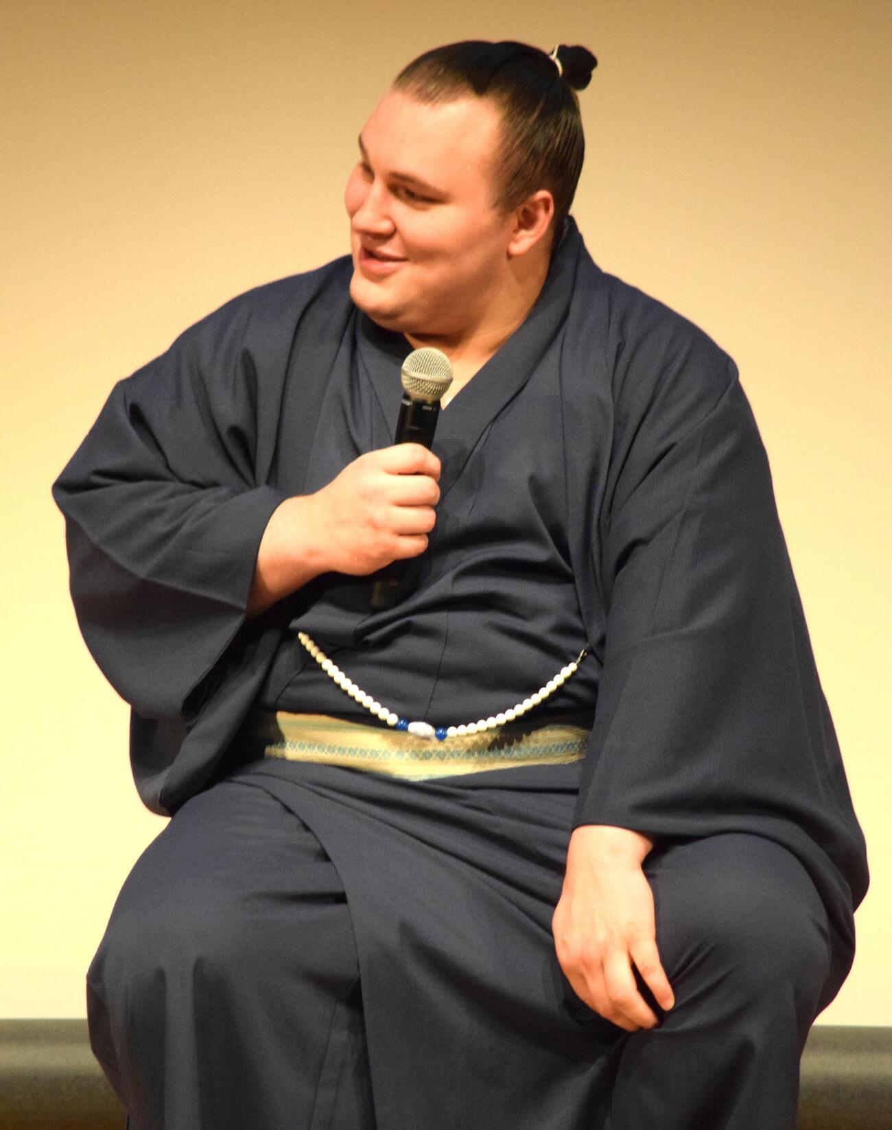 トークを繰り広げる安青錦