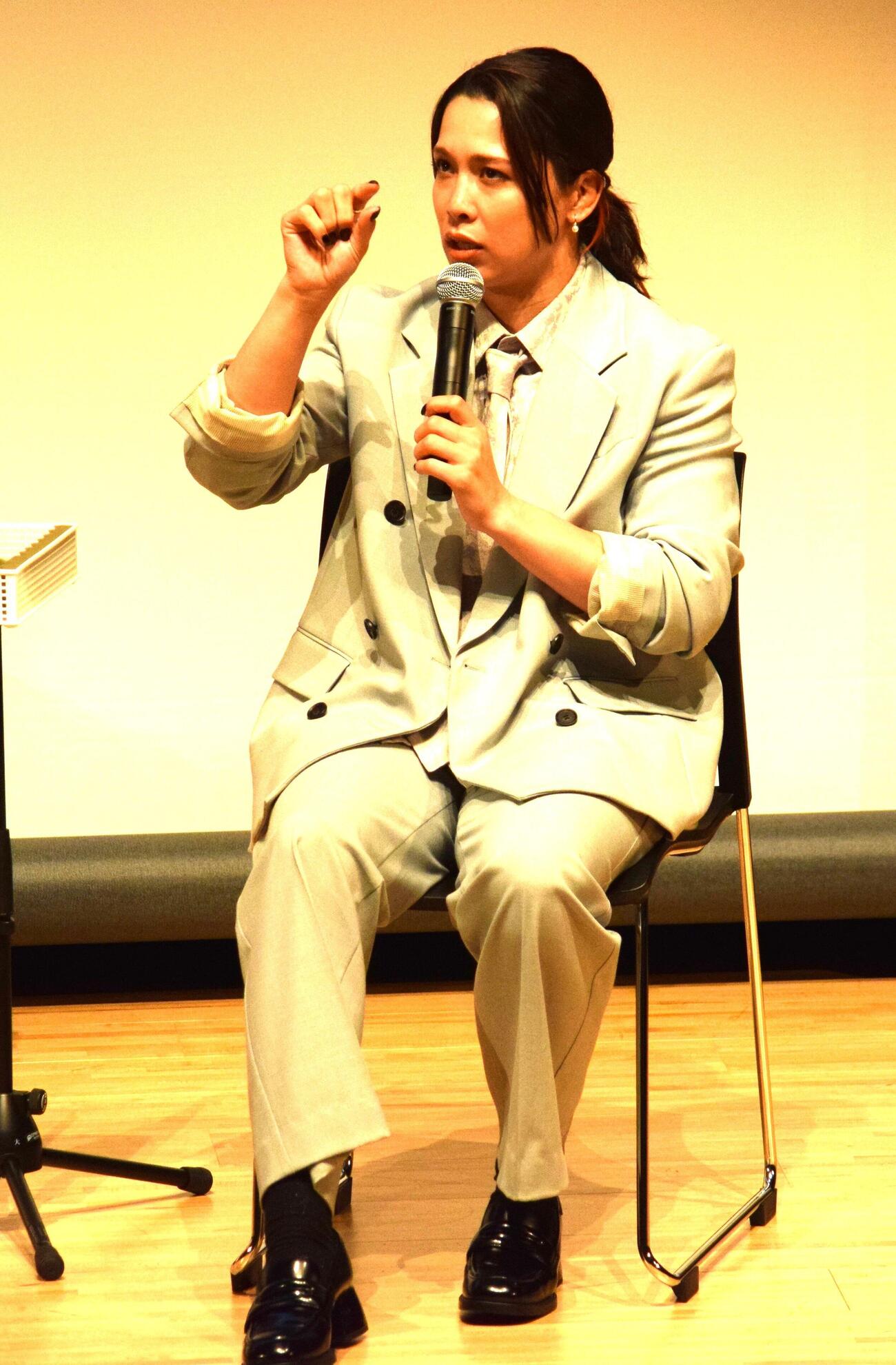 質問に答える出口クリスタさん