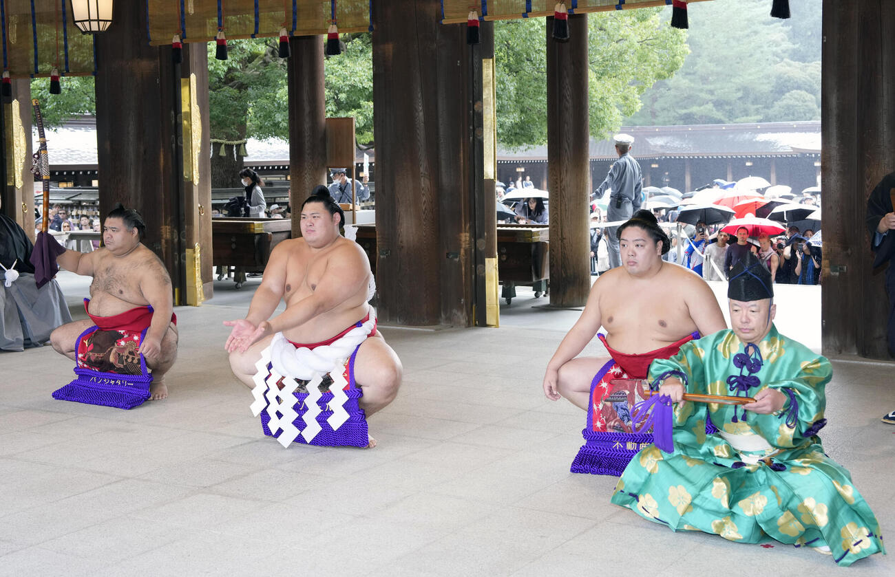 明治神宮奉納土俵入りに臨む大の里、露払いは一山本、太刀持ちは高安、行司は木村庄之助（撮影・小島史椰）