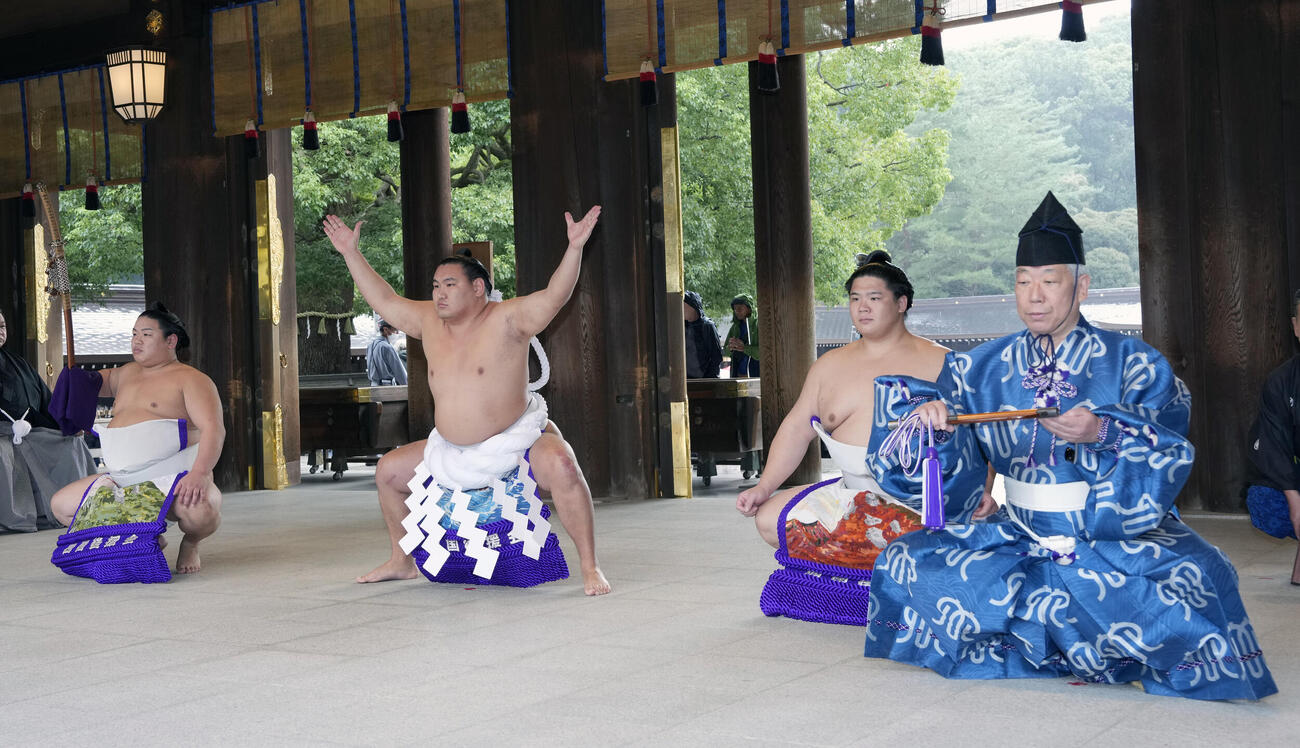 明治神宮奉納土俵入りに臨む豊昇龍、露払いは宇良、太刀持ちは平戸海、行司は式守伊之助（撮影・小島史椰）