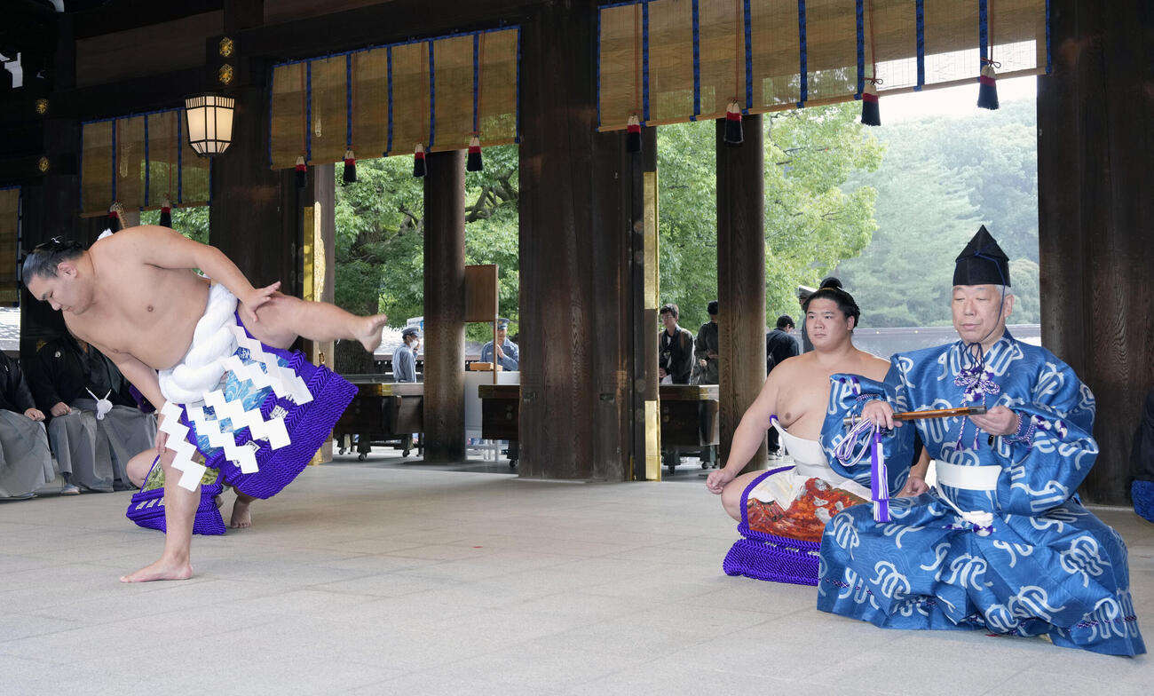 明治神宮奉納土俵入りに臨む豊昇龍、露払いは宇良、太刀持ちは平戸海、行司は式守伊之助（撮影・小島史椰）