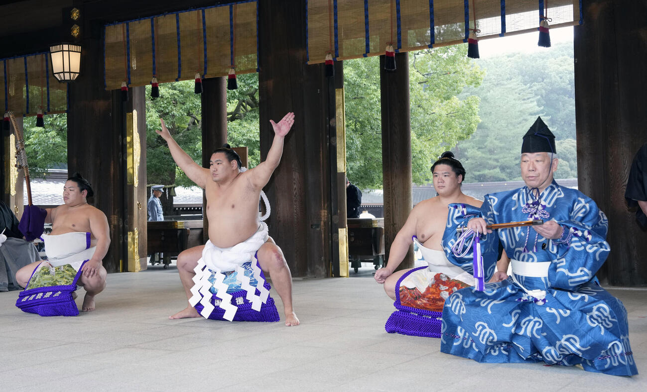 明治神宮奉納土俵入りに臨む豊昇龍、露払いは宇良、太刀持ちは平戸海、行司は式守伊之助（撮影・小島史椰）