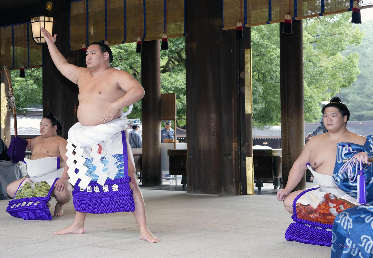 明治神宮奉納土俵入りに臨む豊昇龍、露払いは宇良、太刀持ちは平戸海（撮影・小島史椰）