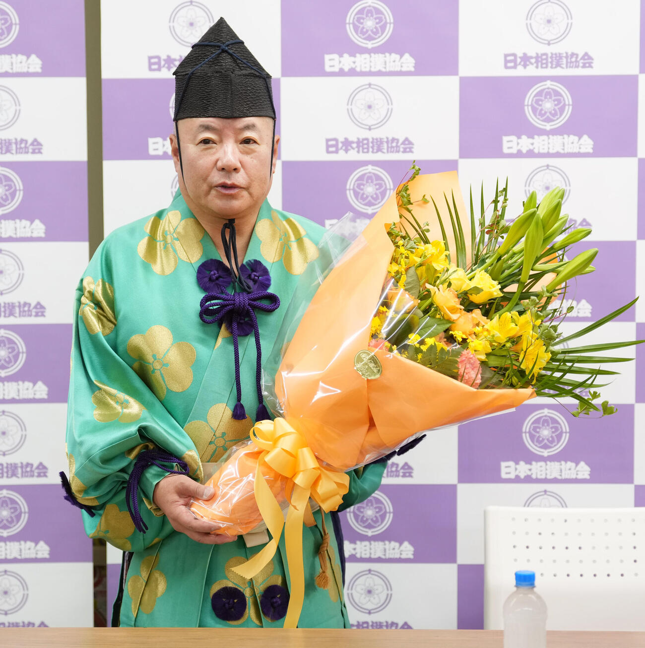 引退会見で花束を受け取る立行司の木村庄之助（撮影・小島史椰）