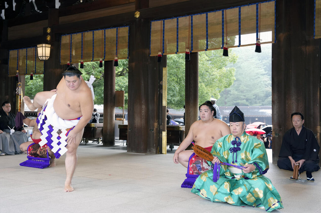 明治神宮奉納土俵入りに臨む大の里、露払いは一山本、太刀持ちは高安、行司は木村庄之助（撮影・小島史椰）