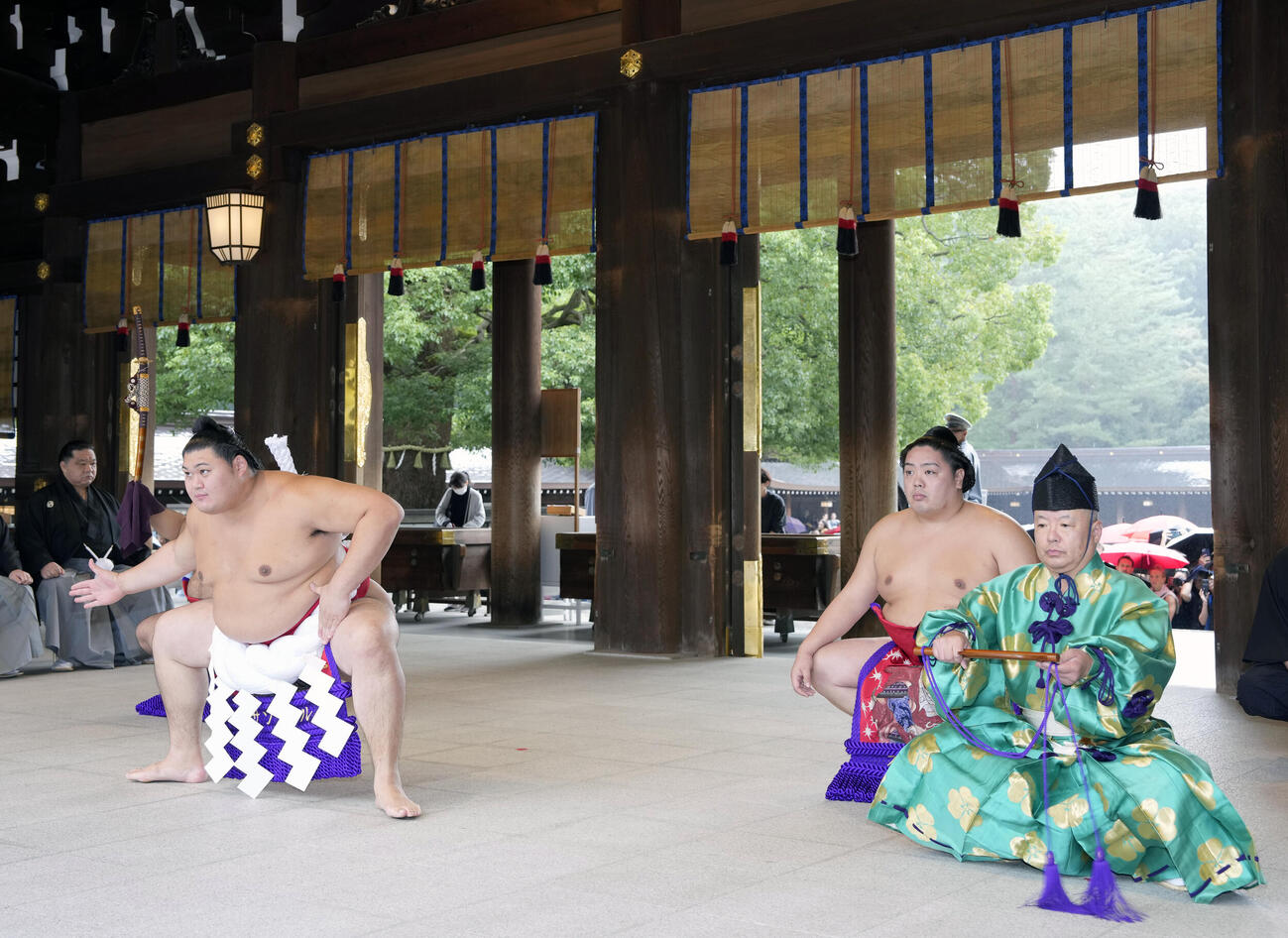 明治神宮奉納土俵入りに臨む大の里、露払いは一山本、太刀持ちは高安、行司は木村庄之助（撮影・小島史椰）