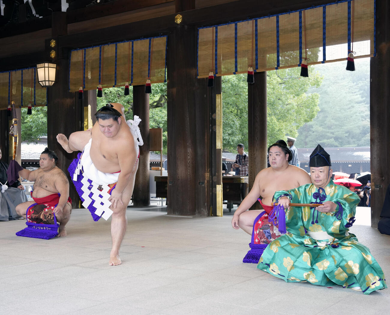 明治神宮奉納土俵入りに臨む大の里、露払いは一山本、太刀持ちは高安、行司は木村庄之助（撮影・小島史椰）