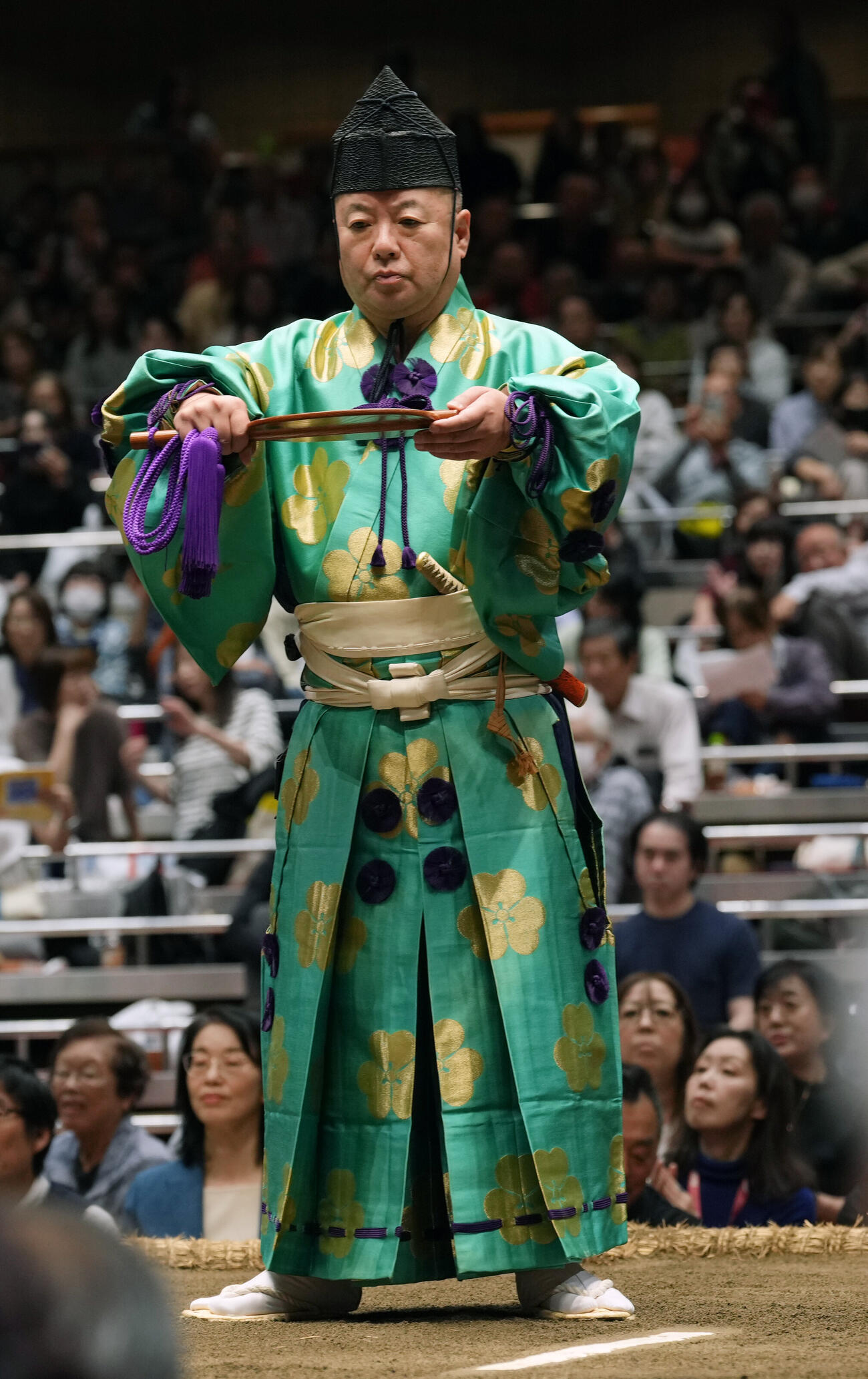 大の里の土俵入りに臨む立行司の木村庄之助（撮影・小島史椰）
