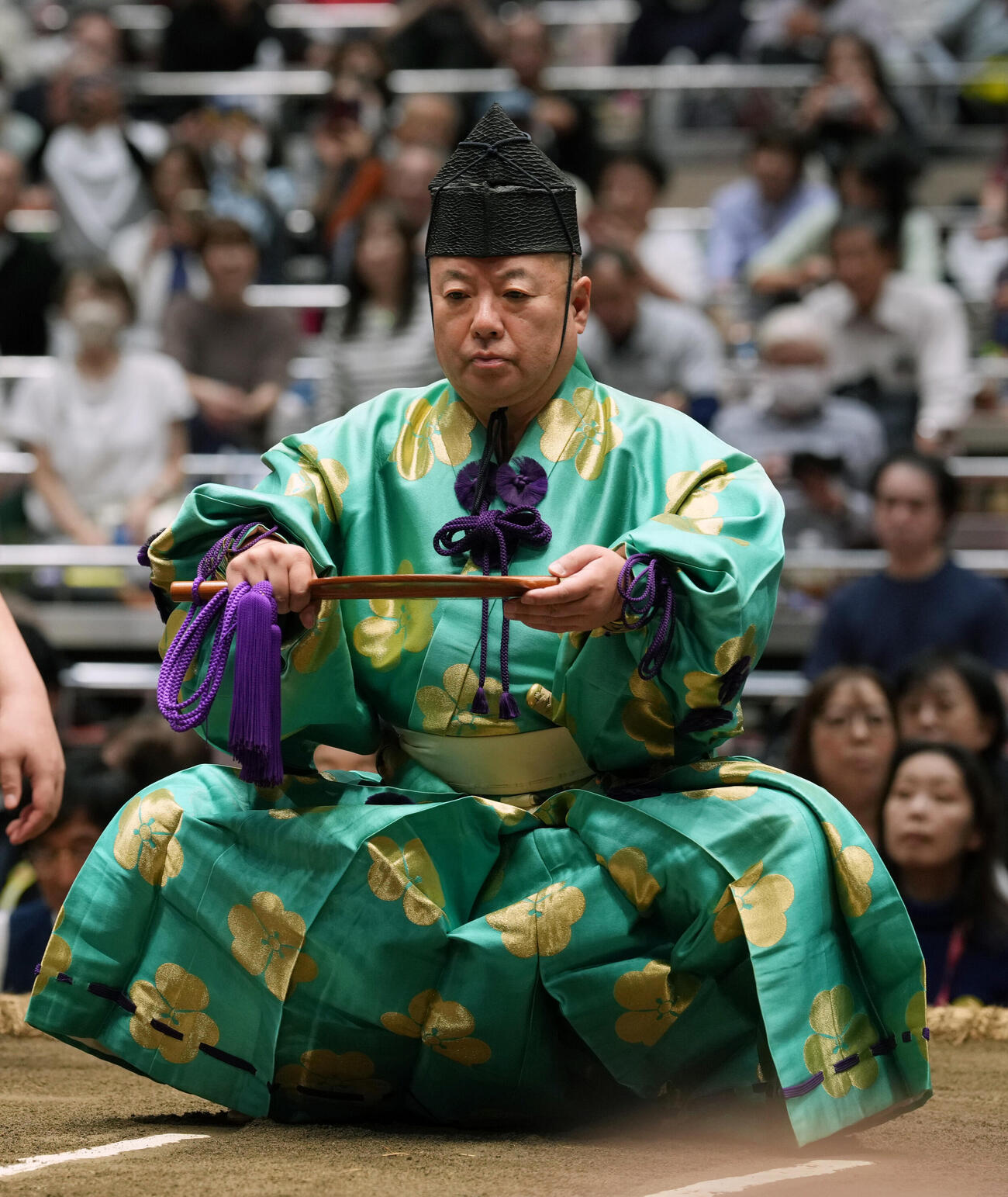 大の里の土俵入りに臨む立行司の木村庄之助（撮影・小島史椰）