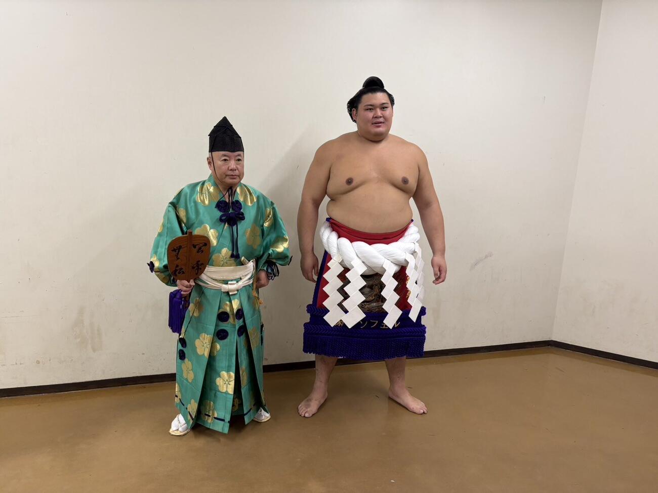 全日本力士選士権の後に記念撮影に応じた大の里（右）と39代木村庄之助