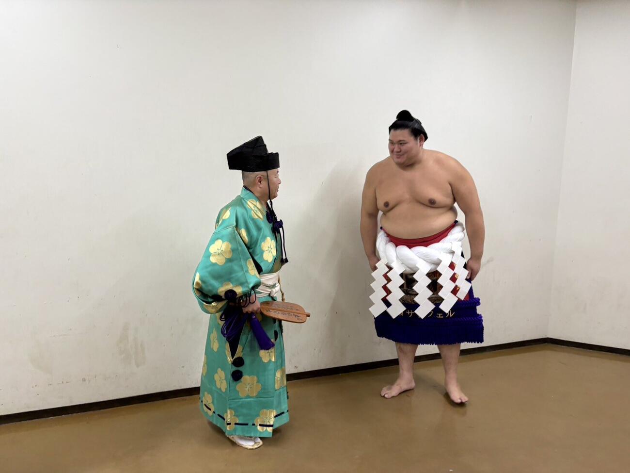 全日本力士選士権の後に記念撮影に応じた大の里（右）と39代木村庄之助
