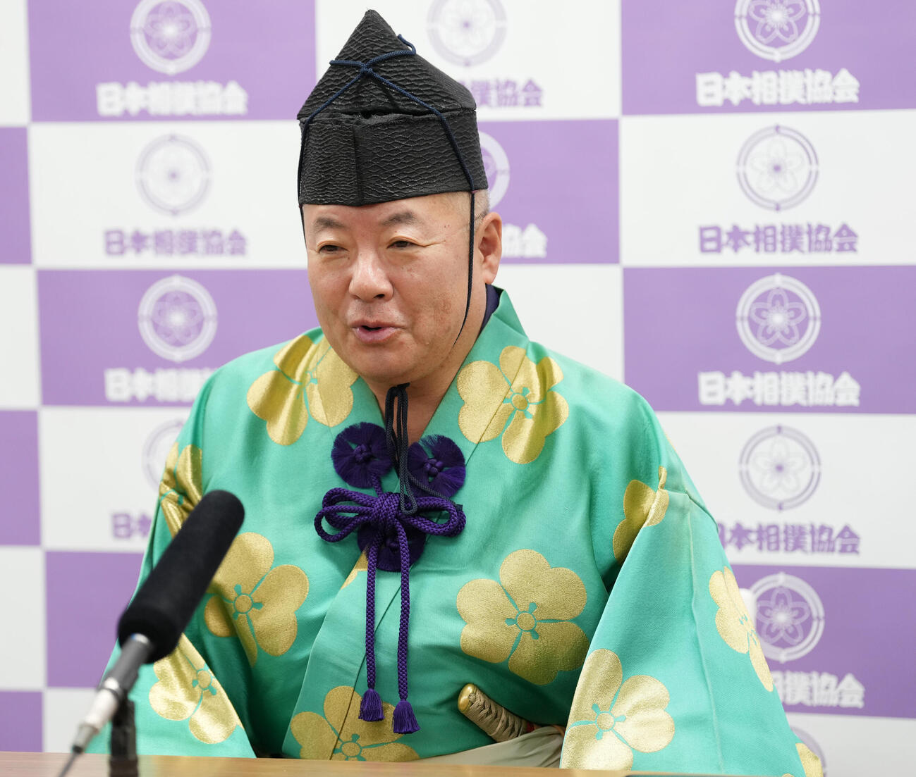 引退会見を行う立行司の木村庄之助（撮影・小島史椰）