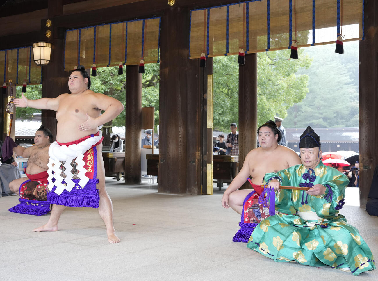 明治神宮奉納土俵入りに臨む大の里、露払いは一山本、太刀持ちは高安、行司は木村庄之助（撮影・小島史椰）
