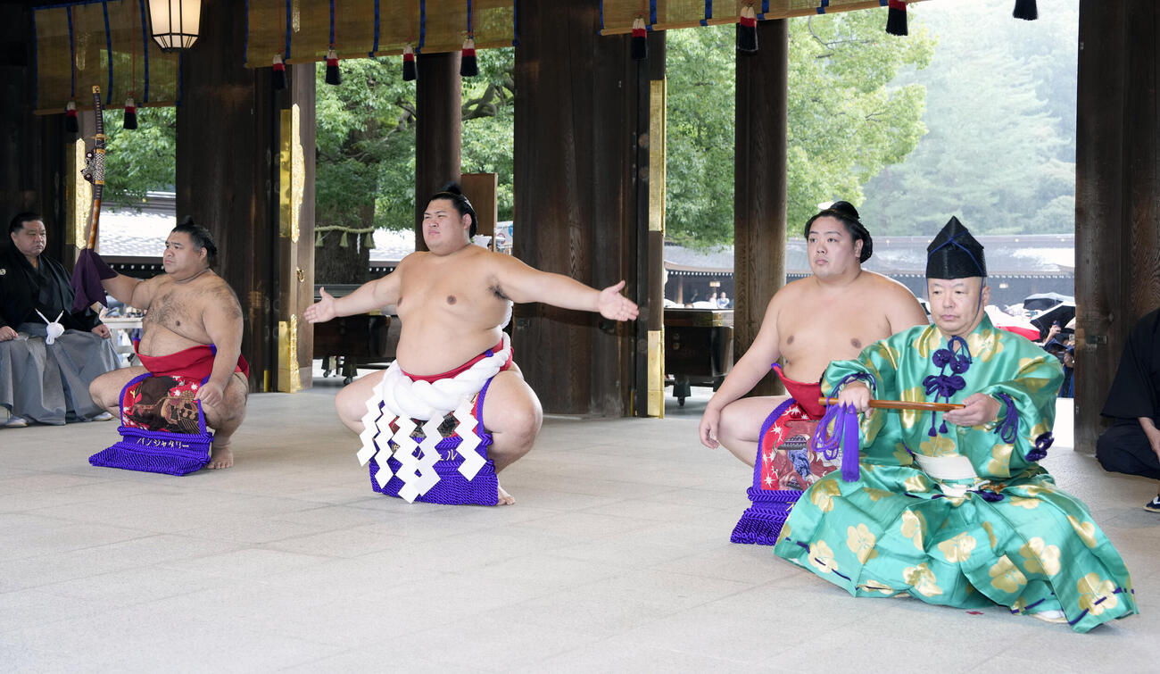 明治神宮奉納土俵入りに臨む大の里、露払いは一山本、太刀持ちは高安、行司は木村庄之助（撮影・小島史椰）