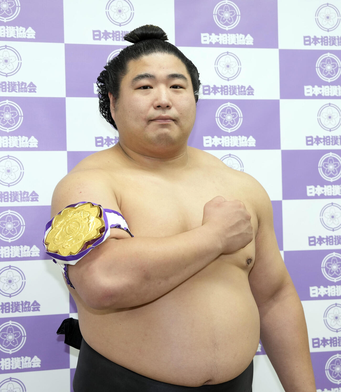 優勝した若元春は選士権章を腕に写真に納まる（撮影・小島史椰）