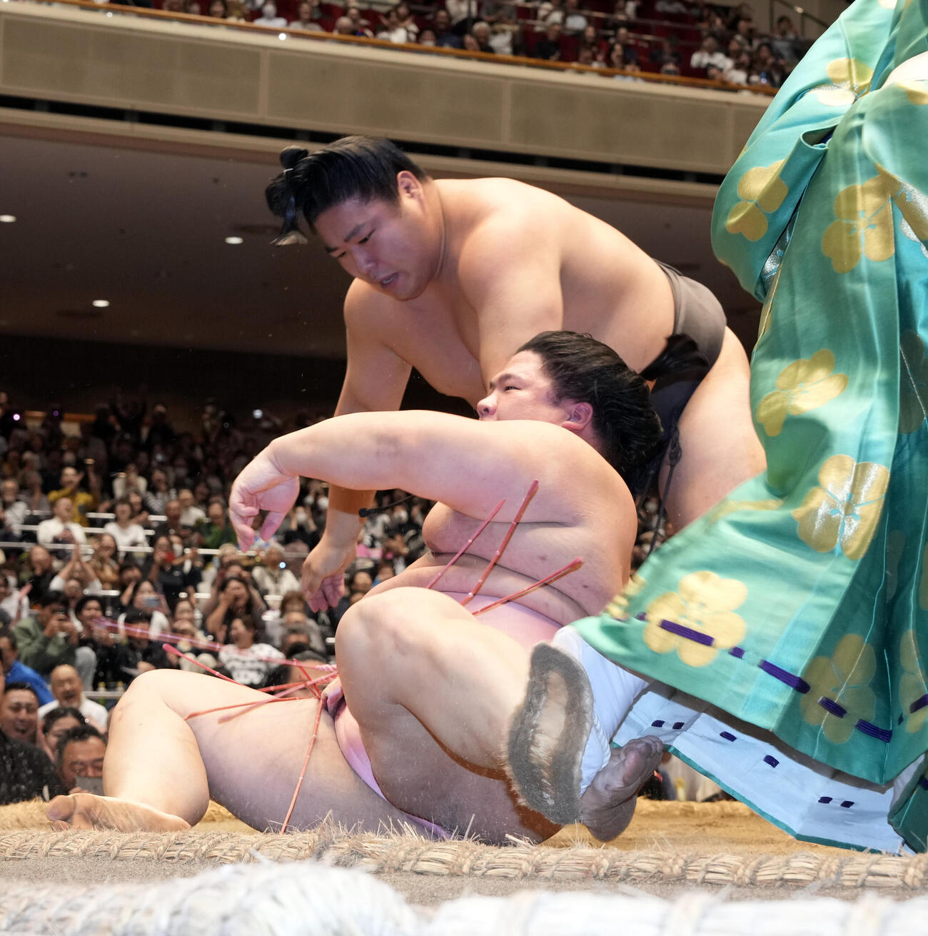 優勝戦で宇良（下）を破る若元春（撮影・小島史椰）