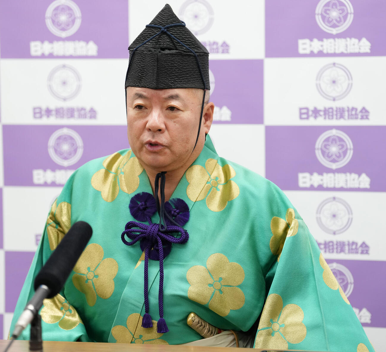 引退会見を行う立行司の木村庄之助（撮影・小島史椰）