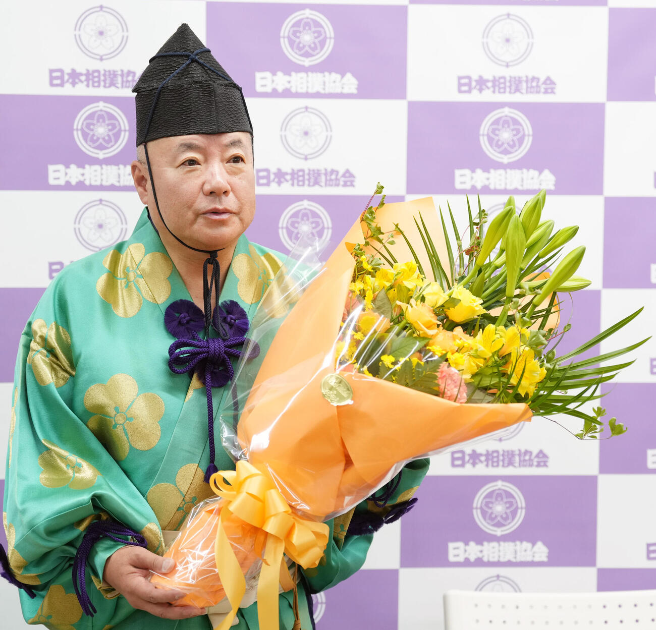 引退会見で花束を受け取る立行司の木村庄之助（撮影・小島史椰）