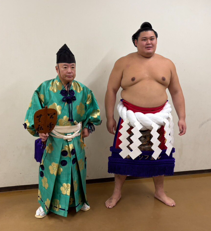 全日本力士選士権の後に記念撮影に応じた大の里（右）と39代木村庄之助