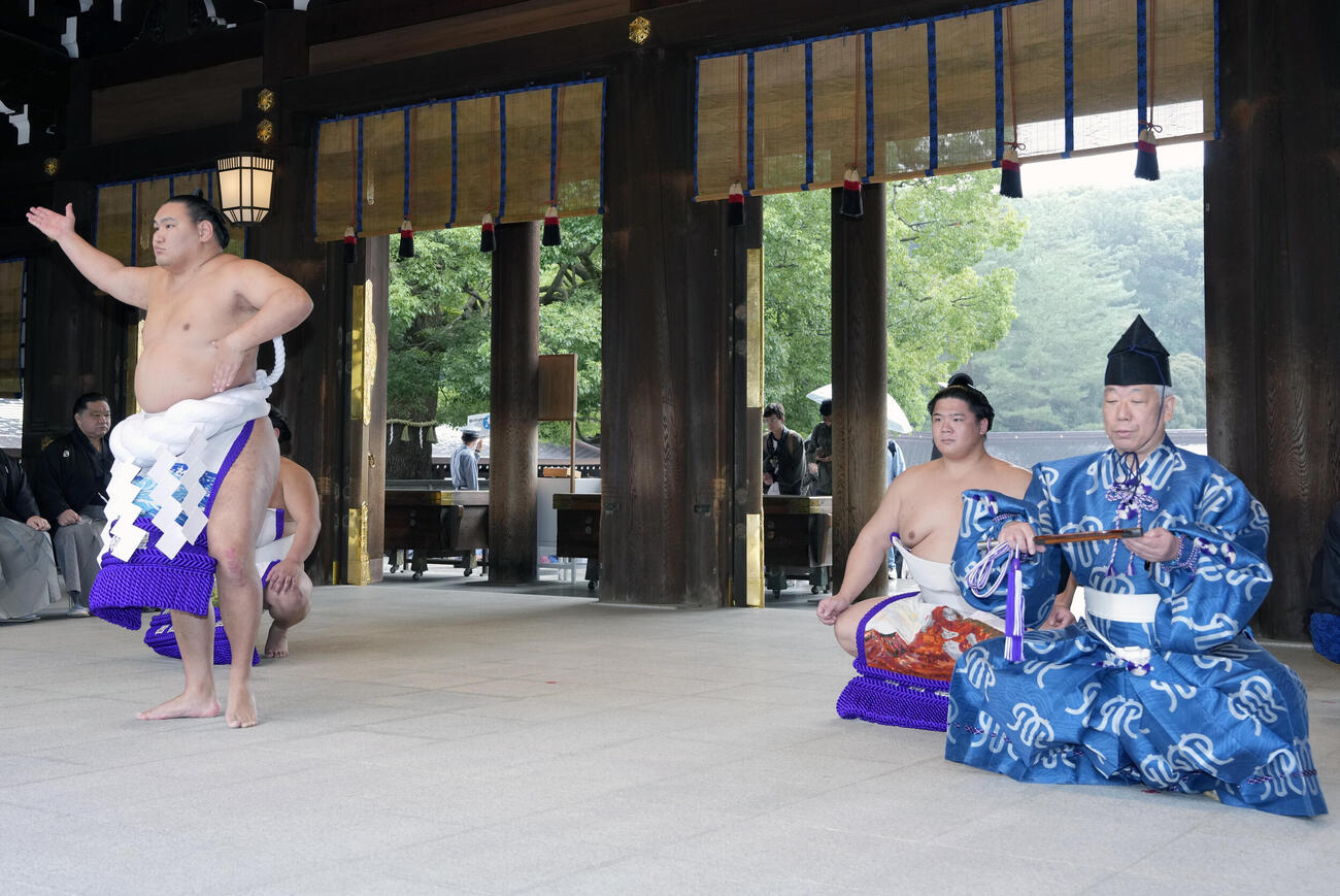 明治神宮奉納土俵入りに臨む豊昇龍、露払いは宇良、太刀持ちは平戸海、行司は式守伊之助（撮影・小島史椰）